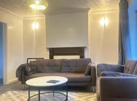 Spacious 3BR House for 5 super Fast WiFi Free Parking Ideal for Families & Contractors