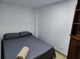 Cama nueva doble con balcón cerca del parque principal: La Ceja'da bir otel