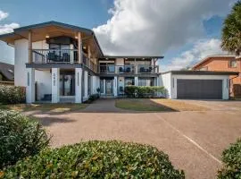 Beachfront Bliss with Panoramic Ocean Views Sleeps 33