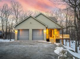 Spacious Family Retreat-Hot tub & Game Room, hótel í Wintergreen