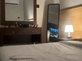 استديو بسرير ماستر وجلسة جانبيّة هادئ