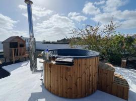 Chalet Emily mit Hot Tub und Meerblick, hotel i Costa Teguise