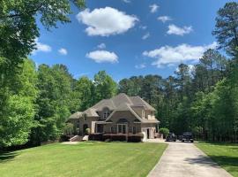 Luxury Masters Rental 5BR 4 Acre Estate Fire Pit Gym 2 Verandas, hotel din Grovetown