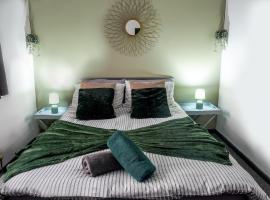 Stylish 3 bedroom Wigan House sleeps 7, hotel en Pemberton
