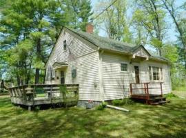 Yellow Barn Cabin, hotel di Danbury