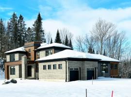 3000 Sqft Modern Muskoka Entire Cottage Huntsville - Escape to Serenity - Algonquin Arrowhead, khách sạn ở Huntsville
