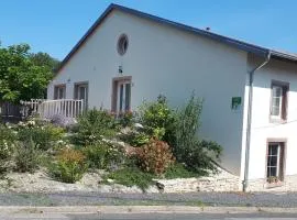 Gîte Rénové avec Terrasse et Parking en Campagne - FR-1-584-397