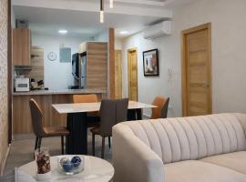 Modern Luxury Apt Pool, Gym and Prime Location, hotel u gradu La Julia