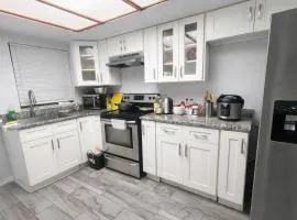 Single room with a private bathroom in a newly renovated 3-bedroom townhouse