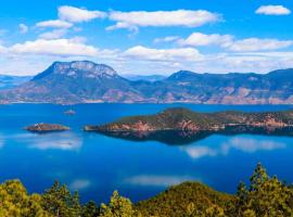 泸沽湖vine villa曼墅度假酒店 โรงแรมในZuosuo