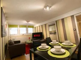 Victoria Centre 2 Bedroom Apartments with 4 Beds in Victoria Centre Shopping Centre - Nottingham City Centre - 24 hour access - Most Central Location - Full Kitchen - Opposite Hilton - Parking for Cars or Vans from Five pounds a day - Sunday 1pm Check-out