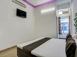 OYO Flagship Hotel Red Rose، فندق في Nārnaul
