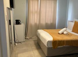 Private Rooms in a House โรงแรมในKhomas Region