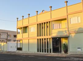 Hotel Carolina 2 - próximo a Universidade de Uberaba uniube - ao Aeroporto Fórum De uberaba - hospital Mario Palmeirio ao Hospital São Marcos e hospital Regional, ξενοδοχείο κοντά στο Αεροδρόμιο Mário de Almeida Franco - UBA, Uberaba