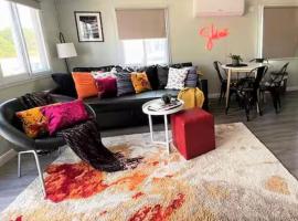 SHIRAZ, 2-Bed, cosy cabin, close to centre of Heathcote, hotel di Heathcote