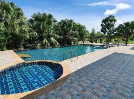 Phuphayot Resort，Huai Yot的有熱水按摩池的飯店