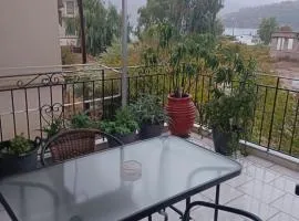 Bright Seaside Apartment, 200m from the Beach, Itea