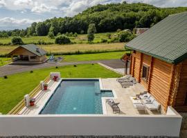 Log Cabin Valley - Private Villa with Pool, готель у місті Ґоспич