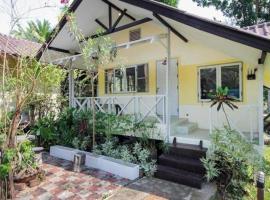 OYO 606 Baan Suansabai Pleanpanmai Resort Amphawa, готель у місті Ban Wat Bot