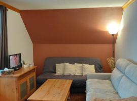 Appartement cosy 6 personnes à Super Besse - balcon avec vue sur le Puy du Chambourguet - piscine intérieure - Wifi - parking et casier à ski, hotel a Super Besse