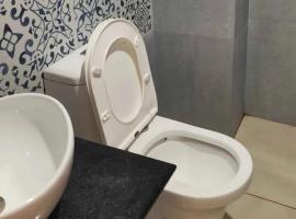 Hotel O Kailath Safe Stay Tourist Home、テッカディのホテル