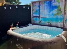 Studio avec Jacuzzi Jacuzzi à partir du premier avril, hotel a Tavel