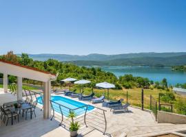 Escape on Lake - private retreat with Pool & Jacuzzi