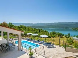 Escape on Lake - private retreat with Pool & Jacuzzi