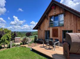 TOP moderne FeWo - Alpakahof zum Himmelreich, traumhafte Lage, Terrasse mit Weitblick, kostenfreier Parkplatz, Nähe Kurklinik, optional Sauna、バート・ゴットロイバのホテル