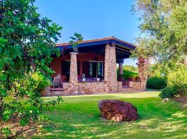 Charming Cottage with Private Garden near Nora & Chia, hotel en Pula