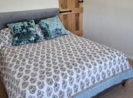 Cottage near the sea with stunning views and private woodland