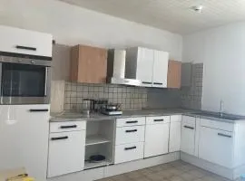 Geräumiges Apartment 90 m Zwei Schlafzimmer große Küche mit Essbereich Badewanne Waschmaschine Spülmaschine gesamte Unterkunft gehört Ihnen