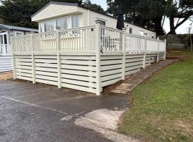 Cosy cabin in Milford on Sea Full Passes included โรงแรมในมิลฟอร์ดออนซี