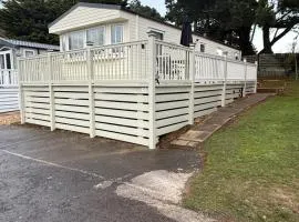 Cosy cabin in Milford on Sea Full Passes included