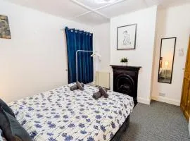 Excellency Stays - Entire 2 Bedroom House with Garden - Contractors, Families, Long Stays, Free Parking