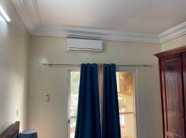 Fall Prestige Apartment, hotel a Diamniadio