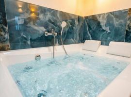 LE 21 - Suite LUXE - JACUZZI Privatif & Vue Rhône، فندق في فيين