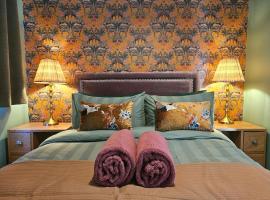 StayZen Apartments - Luxury Central Apartment with Parking - sleeps 8: Woking'de bir otel