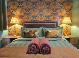 StayZen Apartments - Luxury Central Apartment with Parking - sleeps 8