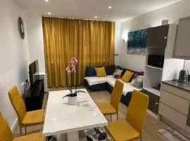 Modern 2 Bedrooms apartment in Central Milton Keynes Free Parking Self Check In Fast WiFi and Smart TV