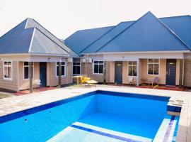 Ezma-homes, hotel con estacionamiento en Boma la Ngombe