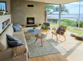 Hytte Ved Sjøen Med Unike Uteplasser, hotel en Gressvik