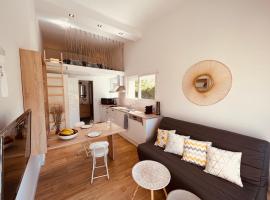Nice fully-equipped studio with terrace, Paris 30 min, hotel a Eaubonne