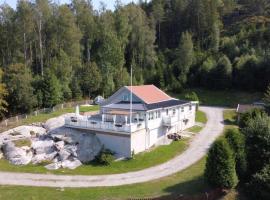 Villa Sandåker Myrarna 1, hotel u gradu 'Strömstad'