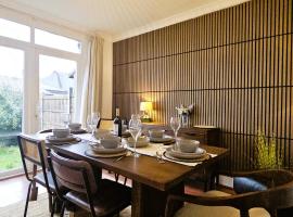 Spacious Home Near Wembley, Free Parking, Close to Tube, Garden: Pinner şehrinde bir otel