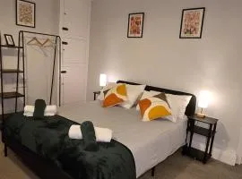 Cosy 2 Bedroom House Sleeps 6 Free Parking