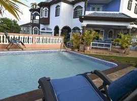 Dr Doc's Family Lodge with Pool