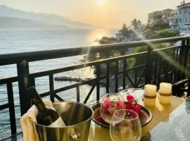 Seafront Central Luxury Apartment