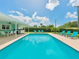 Family Poolside Palm Retreat with Jacuzzi