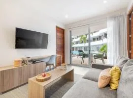 Swim-up 1-bedroom apartment
